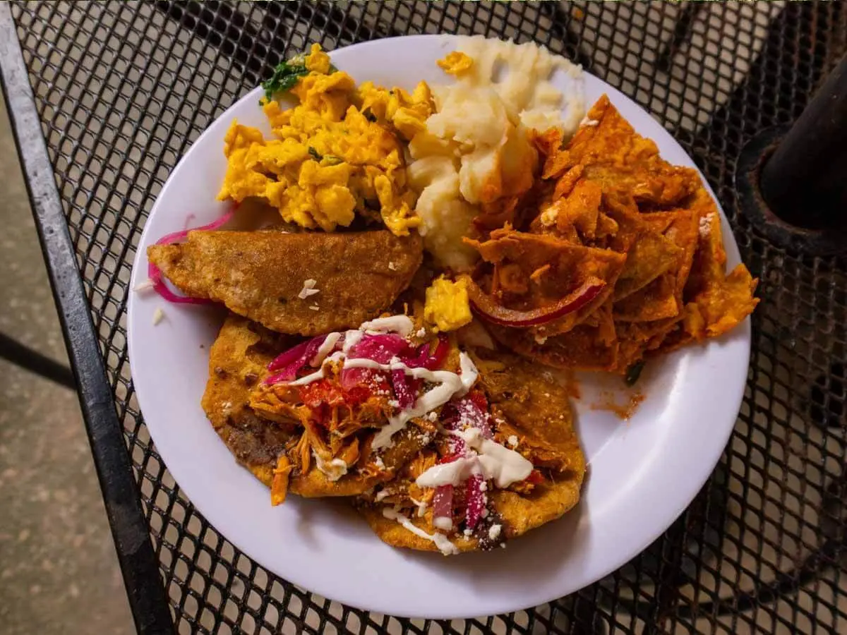 Delicioso snack mexicano despues del recorrido en la selva